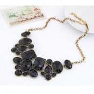 Collar con piedras negras