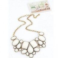 Collar con piedras blancas