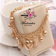 Pulsera de metal con multiples dijes 