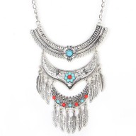 Collar Vintage con detalles de hojas 