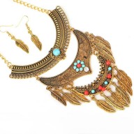 Collar Vintage con detalles de hojas 