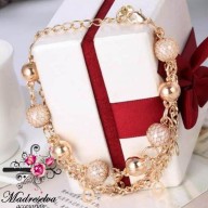 Pulsera de metal con multiples dijes 