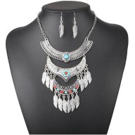 Collar Vintage con detalles de hojas 