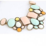 Collar con piedras multicolor