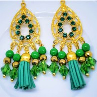 Aro dorado con piedras y borlas en tonos verdes