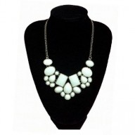 Collar con piedras blancas