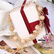 Pulsera de metal con multiples dijes 