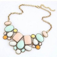 Collar con piedras multicolor