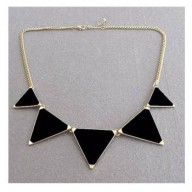 Collar Triangular Negro