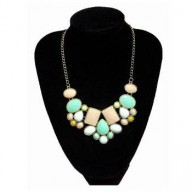 Collar con piedras multicolor