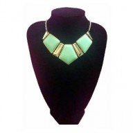 Collar V verde agua