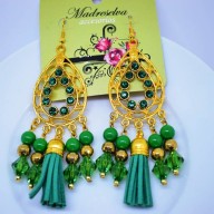 Aro dorado con piedras y borlas en tonos verdes