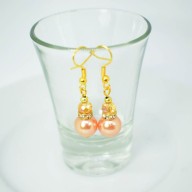 Aro dorado con piedras y perlas salmón