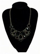 Collar con piedras negras