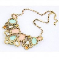 Collar con piedras multicolor